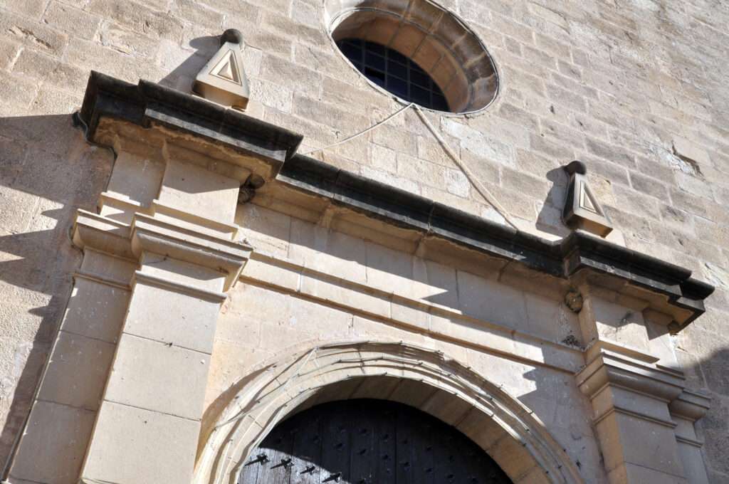 Detall de la portalada de l'Església Parroquial