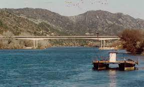 Antiga barcassa i Pont del Llaguter al fons